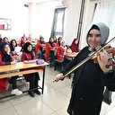 Görme engelli müzik öğretmeni, melodilerle öğrencilerine ilham oluyor