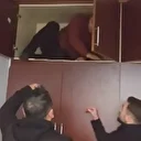 49 ayrı suçtan aranan firari gardırobun içinde battaniyeye sarılı halde yakalandı: O anlar kamerada