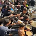 Açlıkla mücadele eden Gazzelilere sıcak yemek dağıtıldı