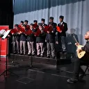 Kıbrıs gazilerinden oluşan koro kahramanlık ezgilerini seslendiriyor