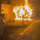 Üsküdar'da park halindeki hafif ticari araç alev alev yandı