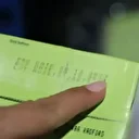 Son kullanma tarihi geçmiş ürünlere yeni etiket basarken yakalandılar