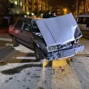 İki otomobil kavşakta çarpıştı: Bir yaralı