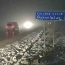 Van’da Kurubaş Geçidi’nde yoğun kar yağışı ve sis etkili oldu