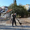 Antalya'da bir ev ve bahçesinden 2 kamyon çöp çıktı