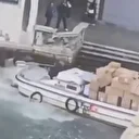 Venedik'te genç hırsız kargo teknesini çalarak kaçmaya çalıştı: Yüzlerce yıllık tarihi yapıya çarptığı anlar kamerada