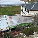 Antalya'da şarampole devrilen TIR bir eve çarptı