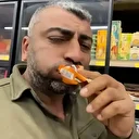 Etkileşim uğruna rezillik: Markette yiyip içip boş paketleri rafa koydu