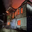 Samsun'da çıkan yangında iki katlı ahşap ev kullanılamaz hale geldi