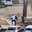 آسٹریلیا میں لوگوں پر فائرنگ کرنے والے حملہ آور کو گرانے والا 'مسلم ہیرو' کس حال میں ہے؟