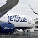 Yolcu uçağı ABD’ye ait savaş uçağı ile havada çarpışmaktan son anda kurtuldu