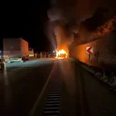 Samsun’da seyir halindeki lüks otomobil alevlere teslim oldu