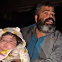 Gazzeli baba bebeğini yağmurun altında taşırken haykırdı: Bu çocuğun günahı ne?