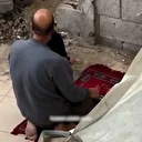 Gazze'de enkaz haline gelen camide tek başına namaza duran Filistinli dünyaya teslim olmadıklarını haykırdı