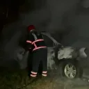 Tarlada park halindeki otomobil küle döndü: Geriye demir yığınları kaldı