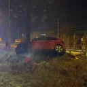 Refüjde dehşet: Otomobil ağaçların üzerine çıktı