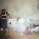 Tarlada park halindeki otomobil alev topuna döndü: Geriye demir yığınları kaldı