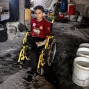 İsrail saldırılarında bir bacağını kaybeden çocuk tekerlekli sandalyeye mahkum oldu