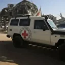 الصليب الأحمر ينقل جثمان أسير إسرائيلي من القطاع