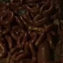 Denetim korkusu bunu da yaptırdı: Yüzlerce kilo sucuk, kavurma ve salam boş araziye atıldı