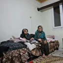 80 yaşındaki anne 61 yaşındaki engelli kızına ömrünü adadı: Allah bana güç veriyor