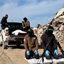 Kassam ve Kudüs Tugayları mücahitleri İsrailli esirin cesedini teslim etmeden önce namazlarını beraber eda etti