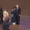 Cumhurbaşkanı Erdoğan ile görme engelli Zeren Türkyılmaz arasında yürekleri ısıtan sahne: Kendi yazdığı kitabı takdim etti