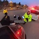 Muş'ta trafik polisi soğuktan elleri titreyen kuryeye eldiven hediye etti