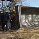 Mıcır yüklü kamyonun damperi devrildi, sürücü bayıldı