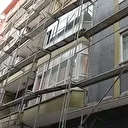 5’inci katta çalışırken iskeleden düşen işçi ağır yaralandı