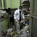 İzmir’de kötü koku ihbarı ekipleri harekete geçirdi: Evden dört kamyon çöp çıktı