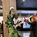 Ellerine 'inkilâp' yazılı bıçakla Müslümanları hedef aldılar: İstanbul'daki fuarda skandal görüntüler