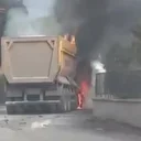 Hareket halindeki hafriyat kamyon alev topuna döndü