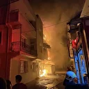 Bursa'da üç katlı binada başlayıp bitişikteki binaya sıçrayan yangın söndürüldü