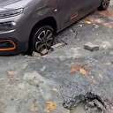 Küçükçekmece'de kapatılmayan çukur yolu çökertti: Araç çukura düştü