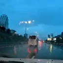 Sağanak yağış yüzünden kayganlaşan D-100 Karayolu'nda servis minibüsünün devrilme anı kamerada