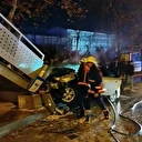 Üst geçide çarpan otomobilde yangın: Dört yaralı