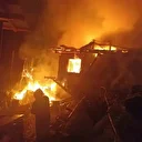 Feke’de ev yangını: bir ev kül oldu, lojman zarar gördü