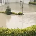 Küçükçekmece'de sağanak yağış yüzünden sitenin otoparkı adeta gölete dönüştü: O anlar kamerada