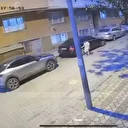 Sultangazi'de bir çocuk park halindeki araçlara tek tek zarar verdi: O anlar kamerada