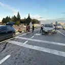 Antalya'da hafif ticari araç park halindeki otomobile çarptı: İki kişi yaralandı