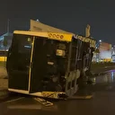 İstanbul'da sağanak hayatı olumsuz etkiledi: İETT otobüsü bariyerleri biçerek devrildi