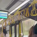 Yağmur İETT otobüsünün içinde de yağdı: Seyahat ederken şemsiye açtı