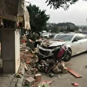 Hatay'da fırtınanın etkisiyle yıkılan duvar 3 otomobile ve 1 motosiklet zarar verdi