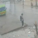 Ürdün'de korku dolu anlar: Kaldırımda yürüyen kaldın bir anda tamamen suyun altında kaldı