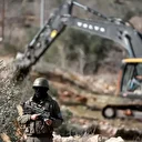 İsrail Nablus’un güneyinde yüzlerce zeytin ağacını kökünden söktü