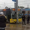 Yakıt ve yağmur davetiye çıkardı: İETT otobüsü kaza yaptı