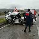 Çakıl kamyonuna çarpan otomobil hurdaya döndü: Feci kazada ölü ve yaralılar var