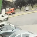 Sürücüsüz halde kayan araç durağa daldı: Korku dolu anlar kamerada