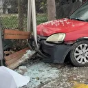 Sürücüsüz hareket eden araç durağa çarptı